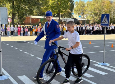 Площадку для обучения школьников навыкам безопасного поведения на улице открыли в Ельце